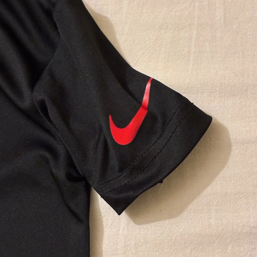 Nike Boys Dri-FIT Graphic Swoosh‎ Tee Black Red Size 4 XS 807421-548636